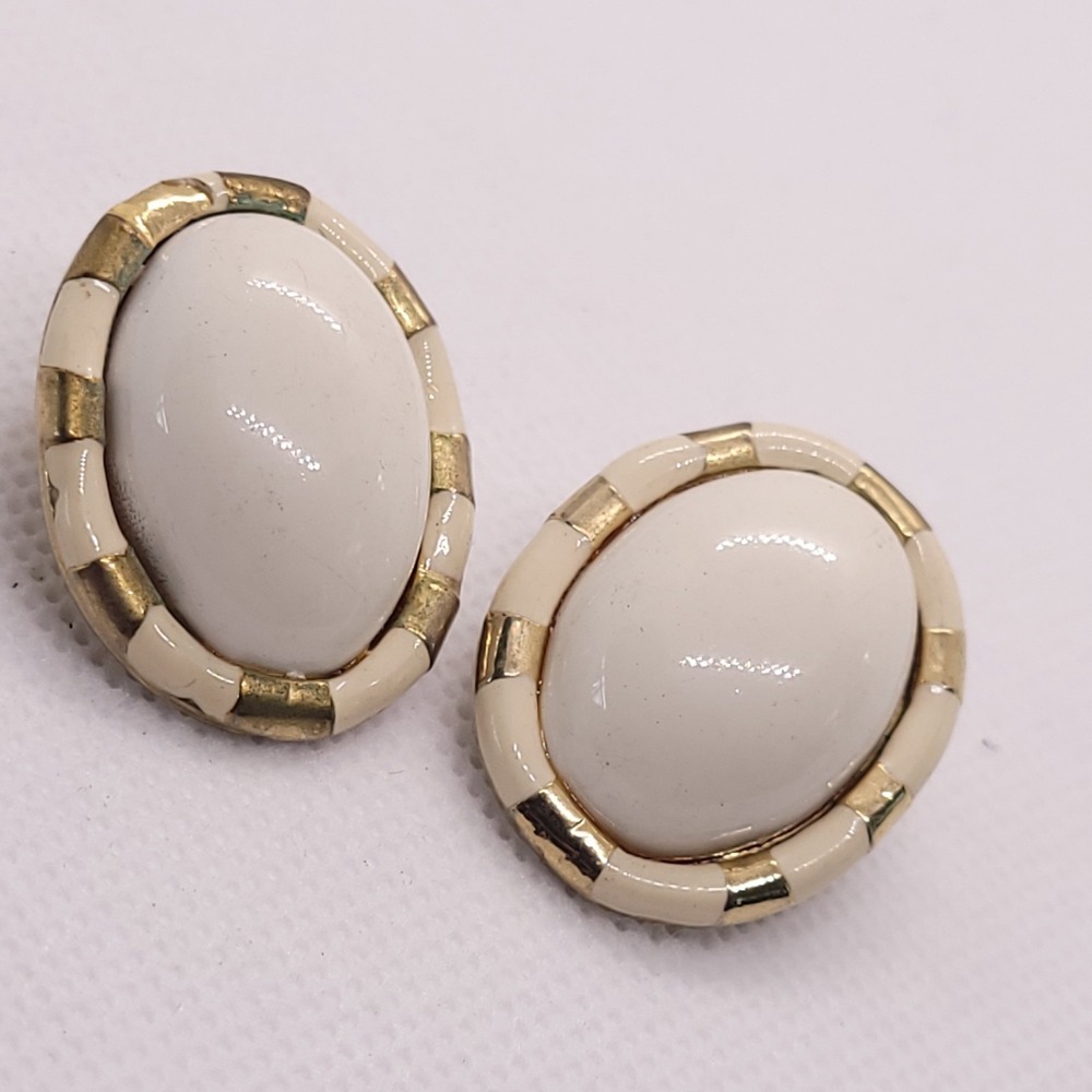 Vintage 1980s Cream Gold Tone Oval Cabochon Clip On Earrings